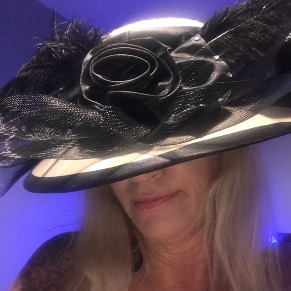 Fancy brimmed ladies hat - Picture 1 of 3